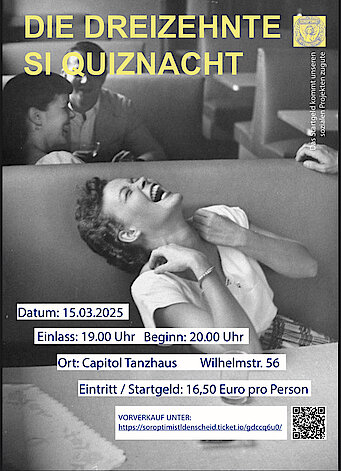 Flyer der Quiznacht mit Frau auf dem Bild in einem Café, die herzlich lacht, schwarz-weiß Optik, Retro-Look