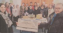 Spendenübergabe an den Verein "Nachhaltiges Leben in Lüdenscheid" am Zeppelin-Gymnasium für das Projekt "Bienen machen Schule in MK"